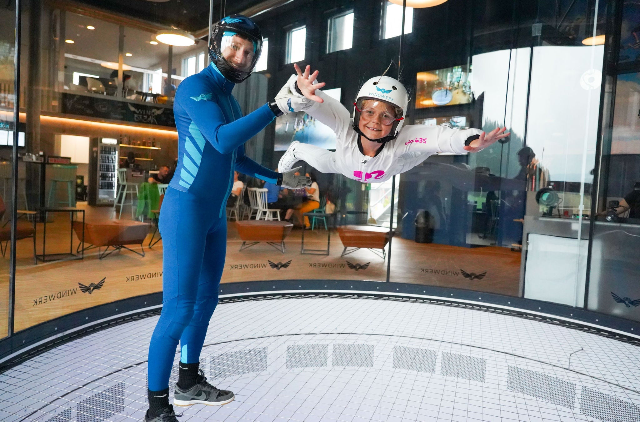 Mädchen bei einem Flug im Windwerk Indoor Skydiving Winterthur