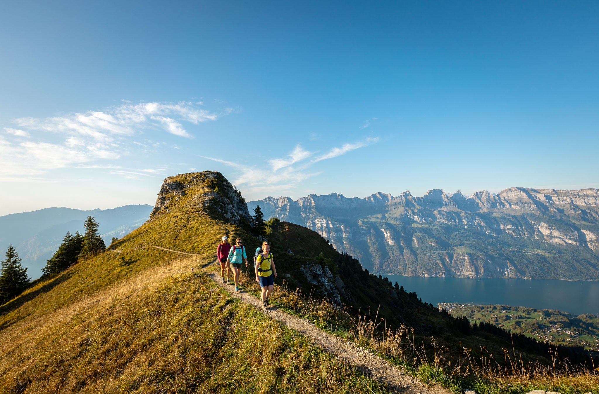 Wanderer auf der 7-Gipfel-Tour am Flumserberg im Sommer