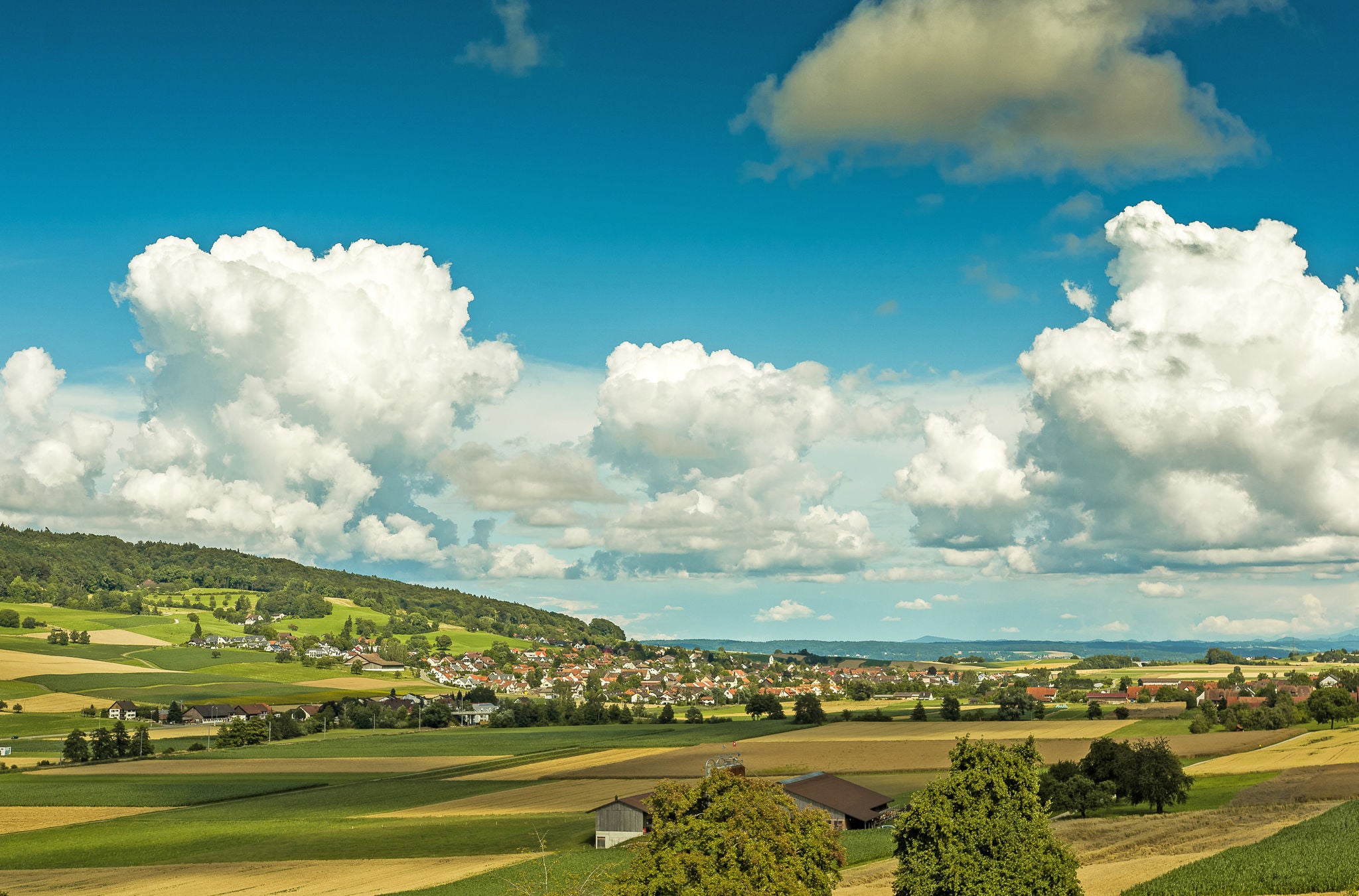 Aussicht auf Oberweningen mit malerischen Wolken im Himmel