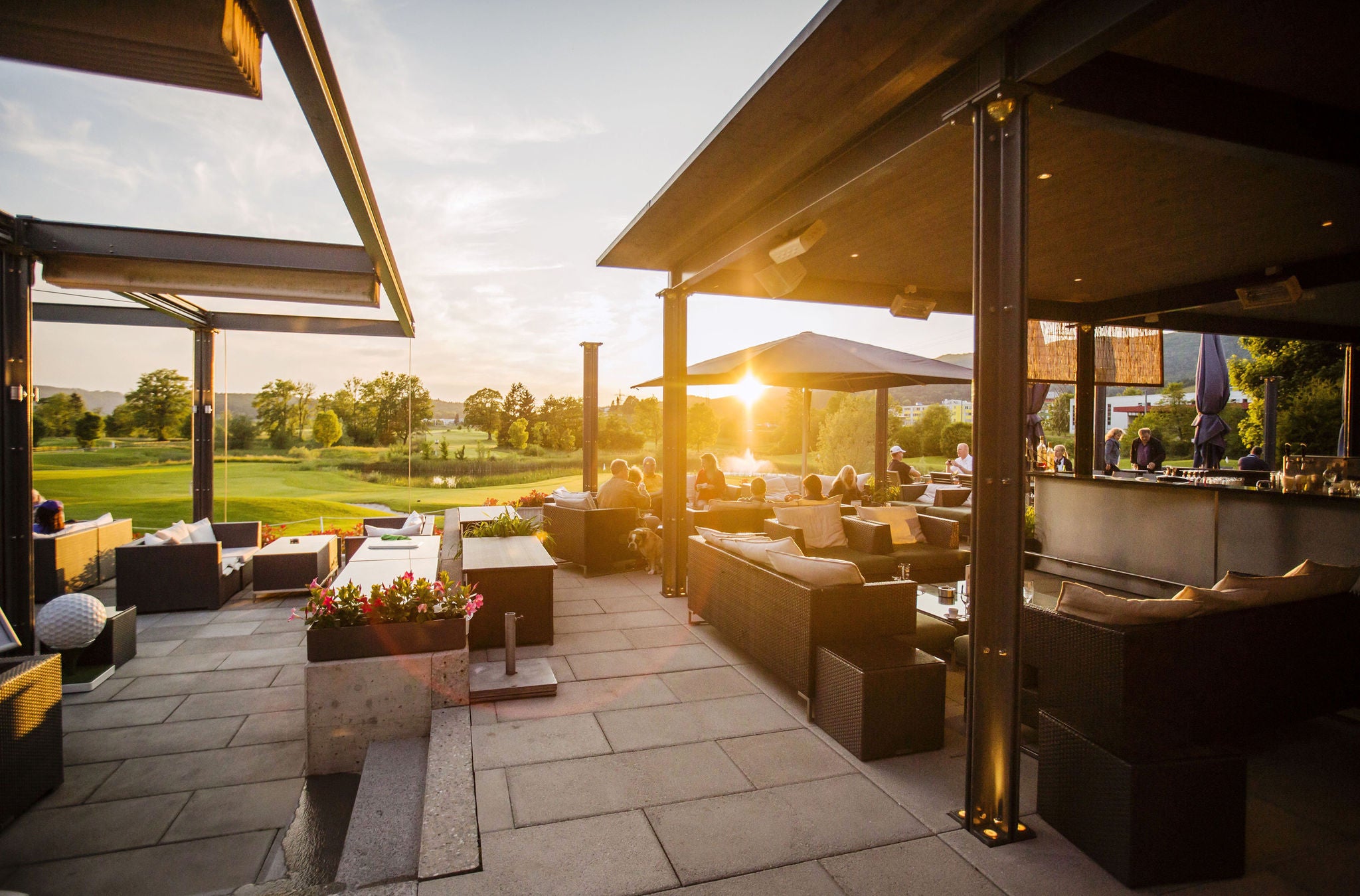 Besucher in der Lounge im Golfpark Otelfingen