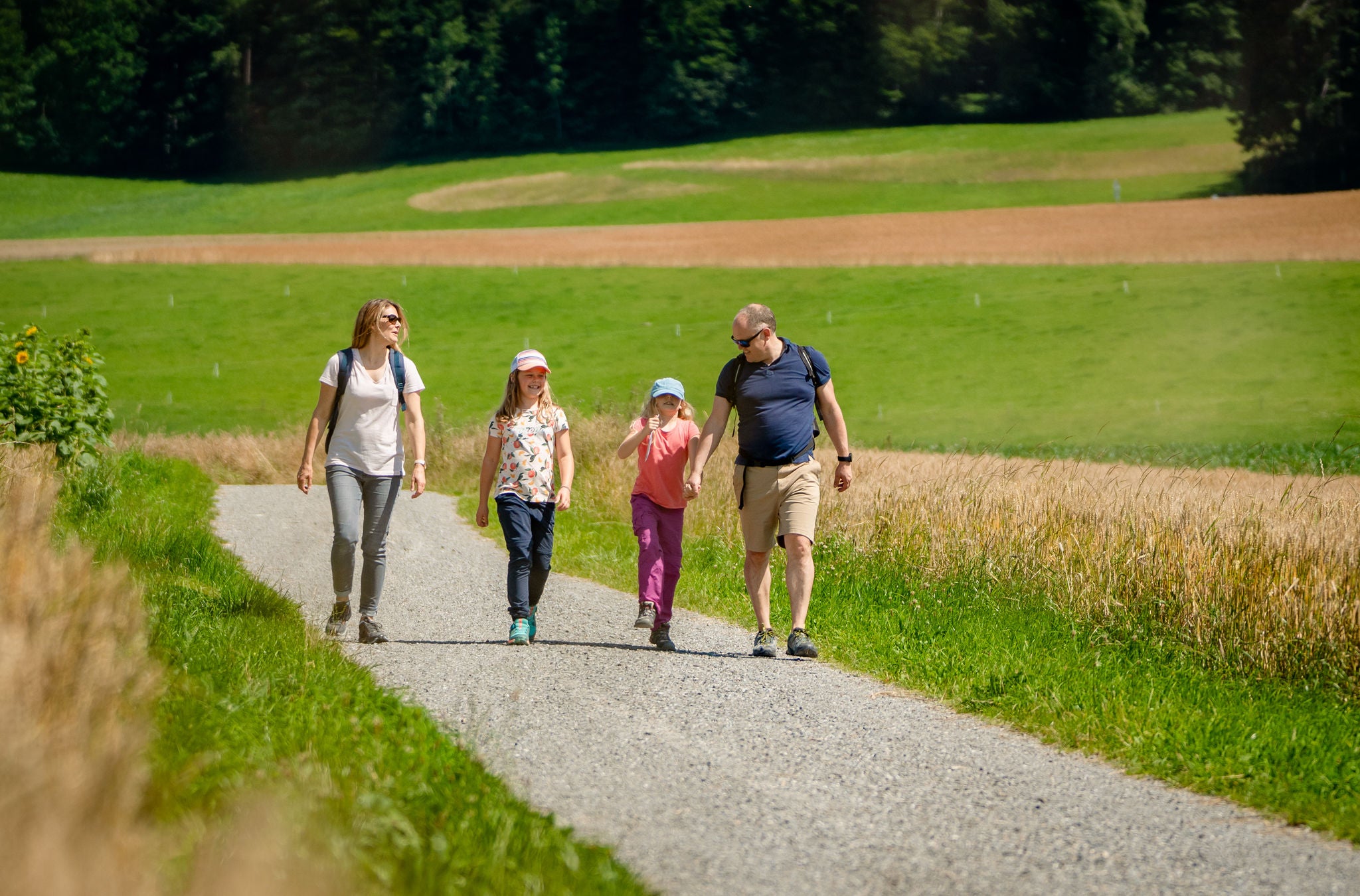 Eine Familie unternimmt die Ringo-Reise durchs Küsnachter Tobel. 