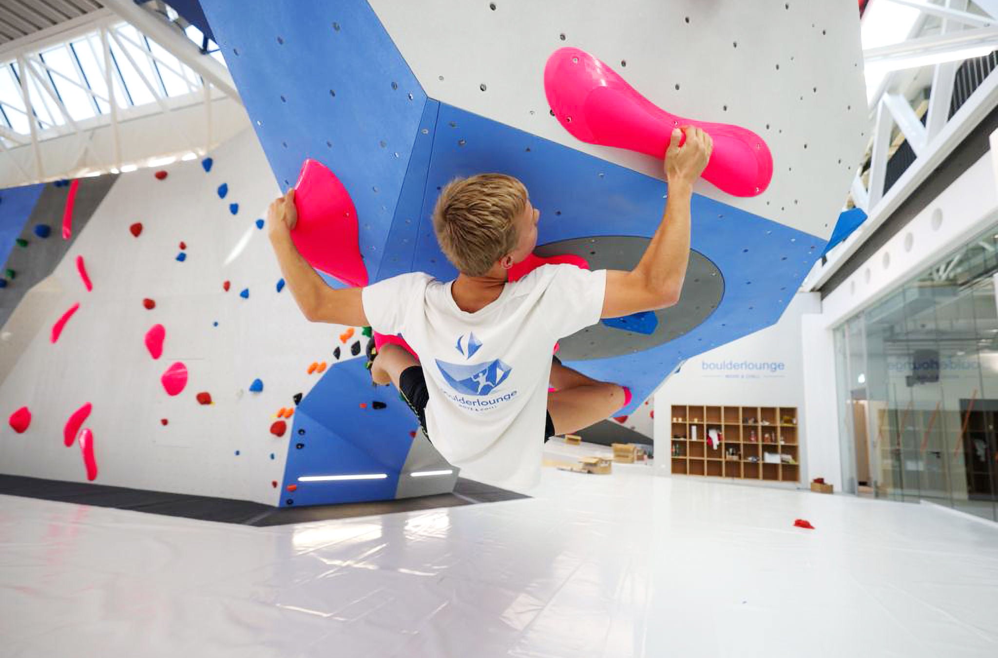 Ein Junge beim Bouldern in der Boulderlounge Schlieren.