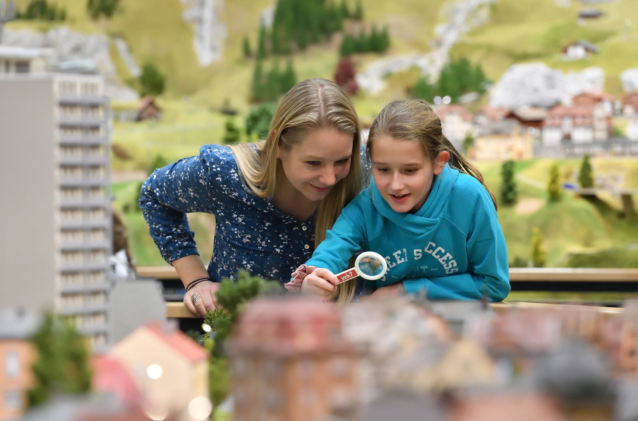 Mutter und Tochter mit Lupe in der Miniaturwelt «Smilestones» am Rheinfall