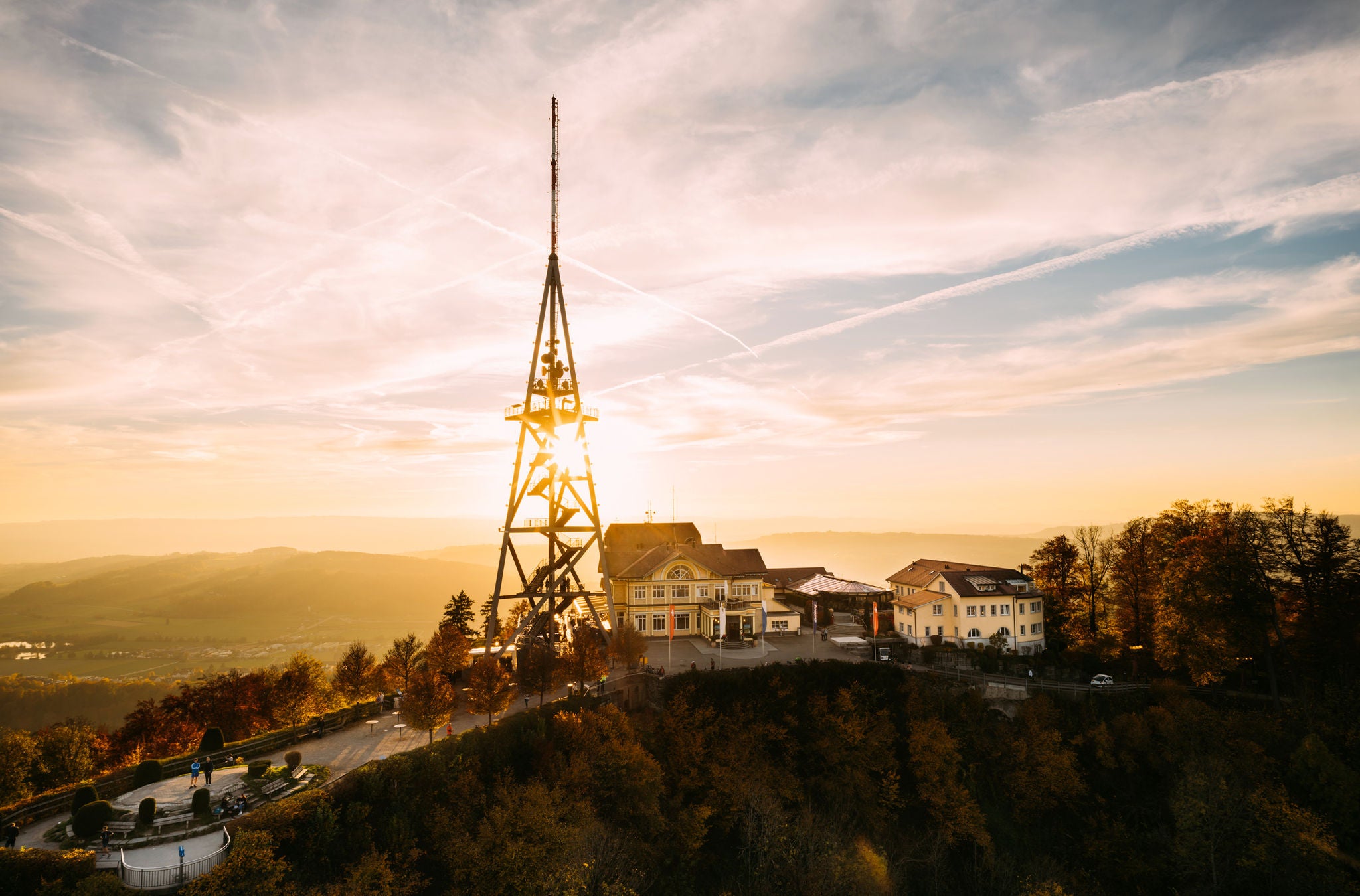 Sicht bei Sonnenuntergang auf das Hotel Uto Kulm auf dem Uetliberg