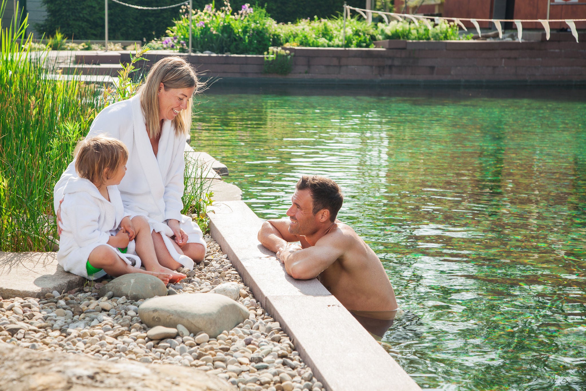 Familie im Aussenbad in der Therme Zurzach.