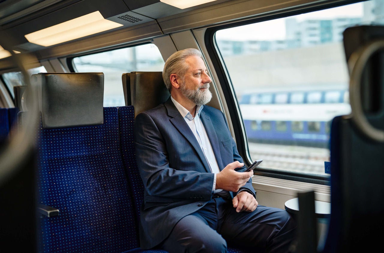 Ein Mann unterwegs in der Zürcher S-Bahn.