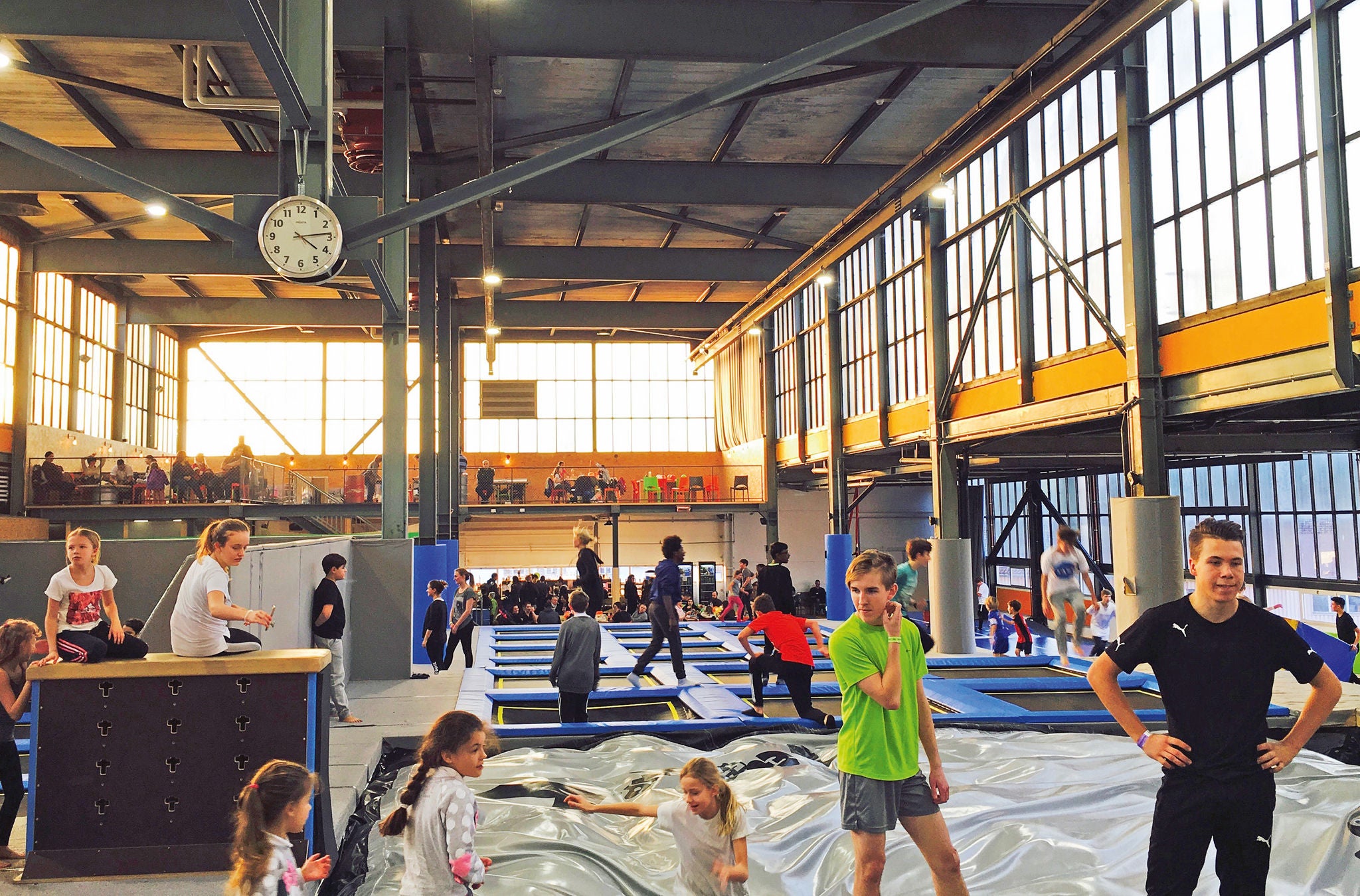 Besucher auf Trampolinen in der Trampolinhalle Bounce Lab Rüti ZH