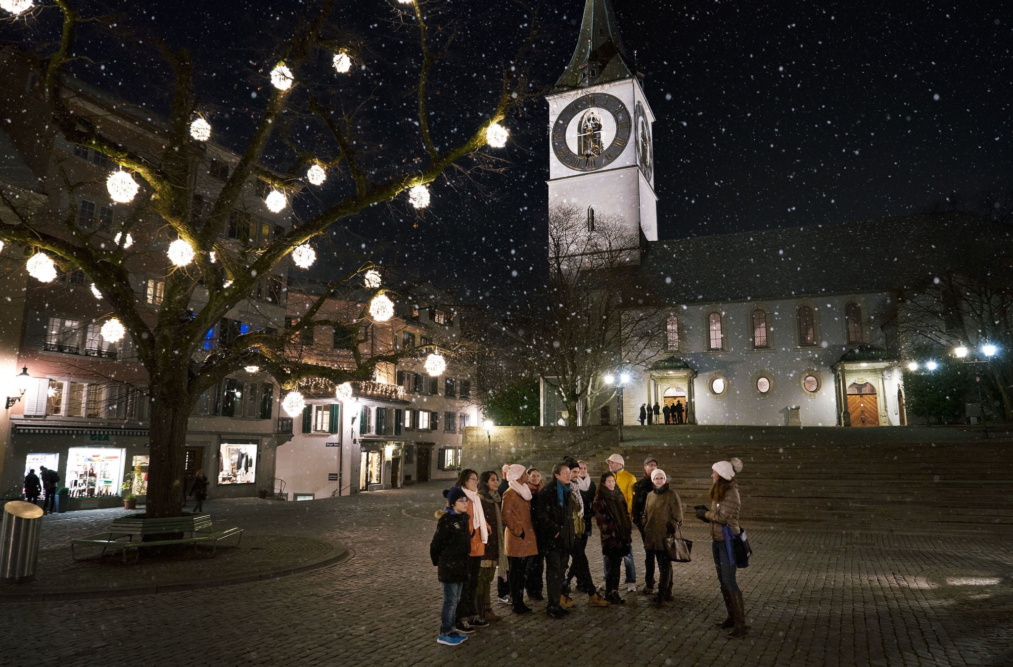 Gruppe auf einer Stadtführung in Zürich an einem Winterabend