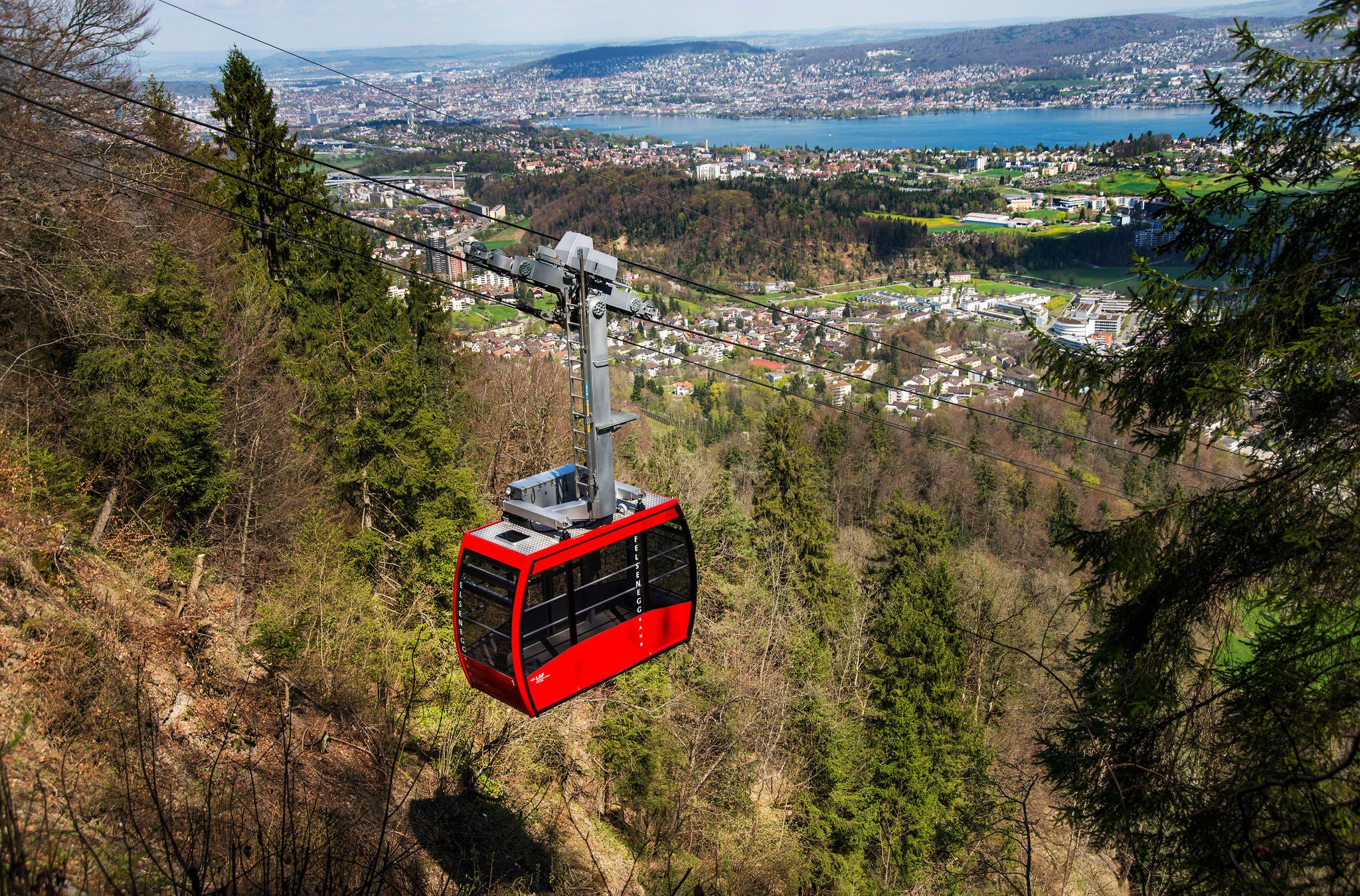 Mit der Luftseilbahn auf die Felsenegg