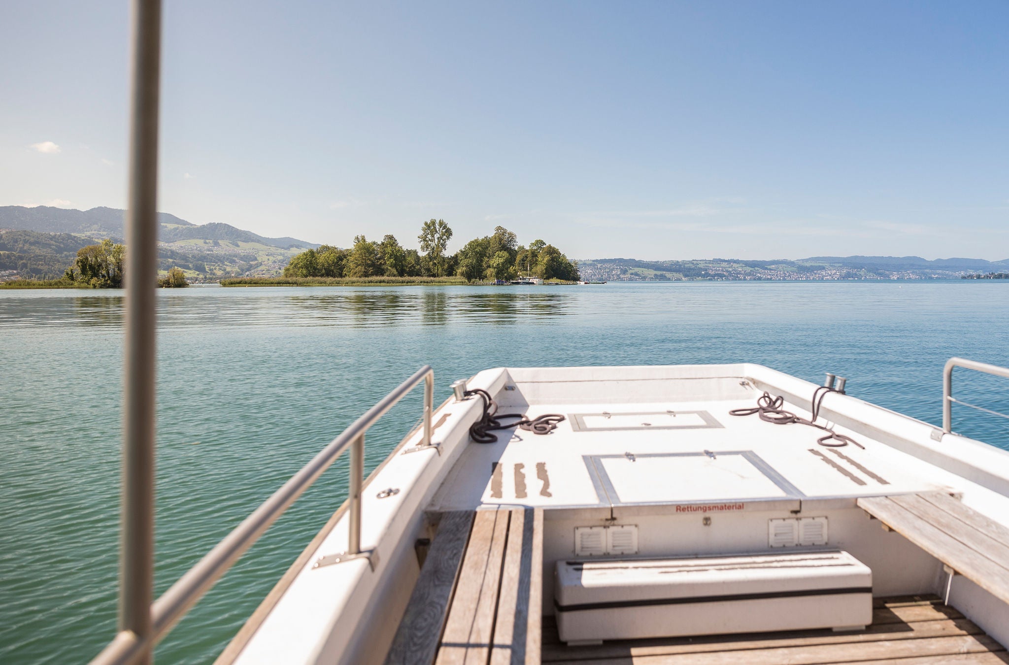 Blick von einem Boot auf die Insel Lützelau vor Rapperswil