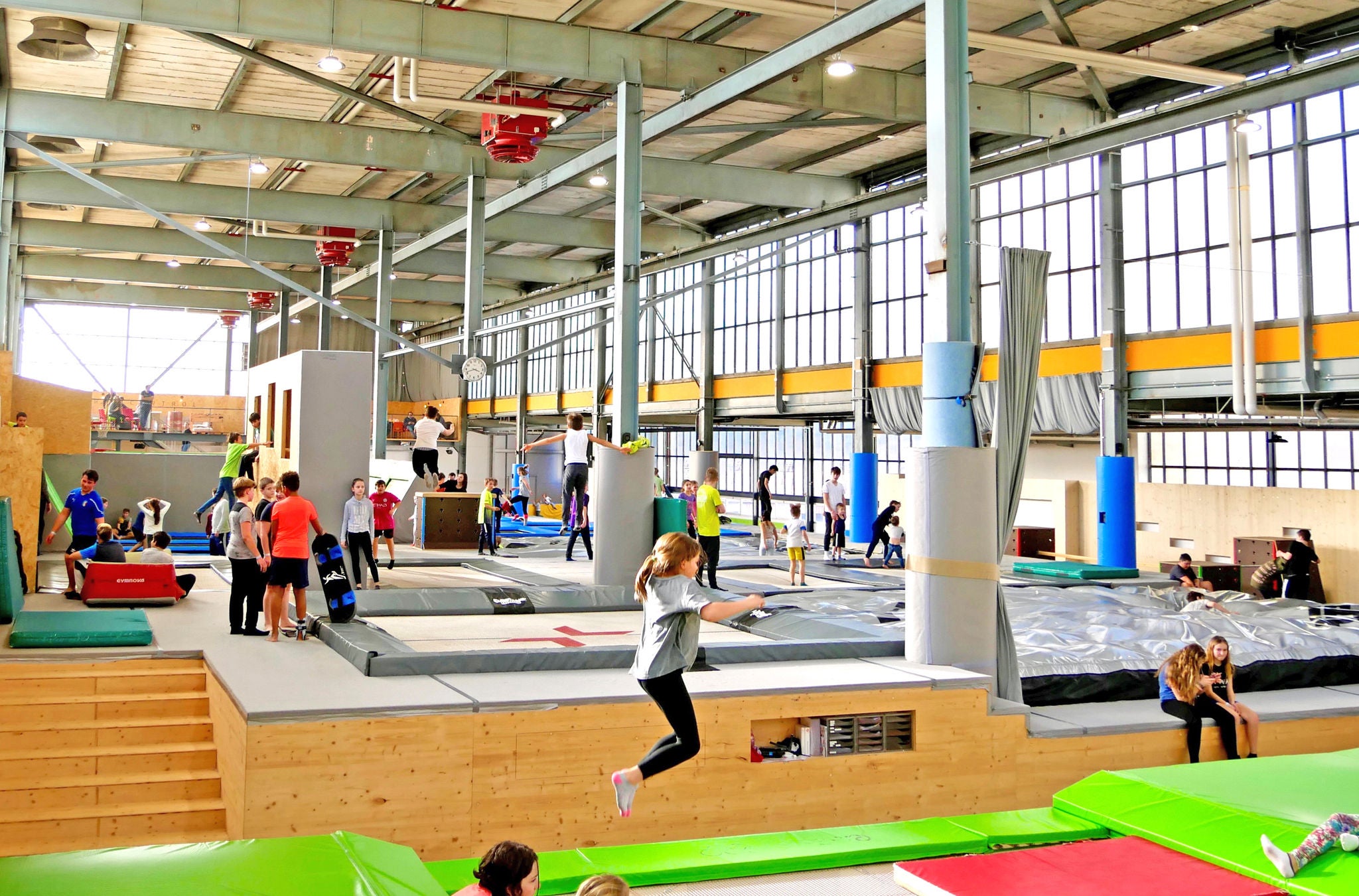 Kinder auf Trampolinen in der Trampolinhalle Bounce Lab Rüti ZH