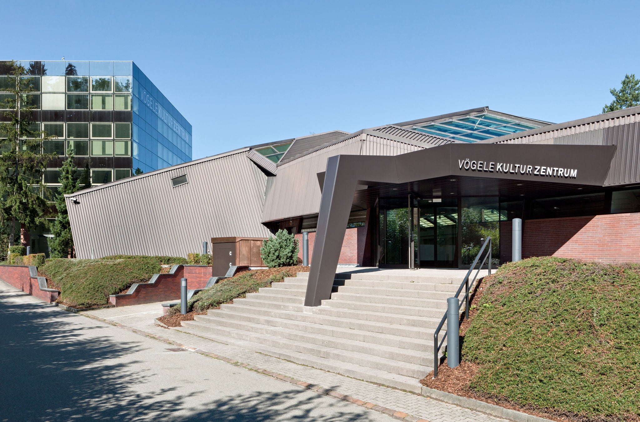 Aussenansicht Vögele Kulturzentrum mit der grossen Treppe und Eingang