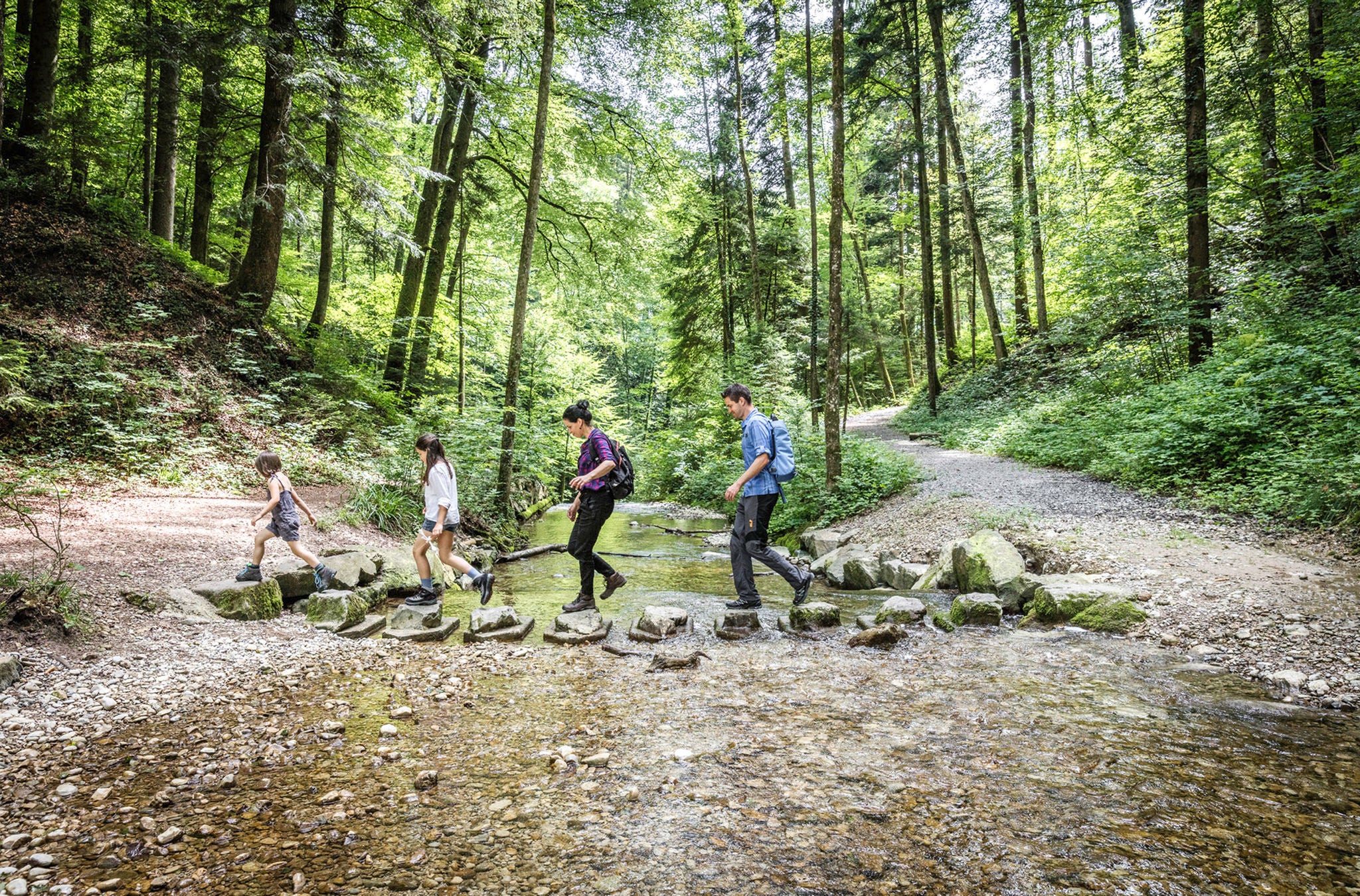 Eine Familie wandert durch das Sagenraintobel nach Wald.