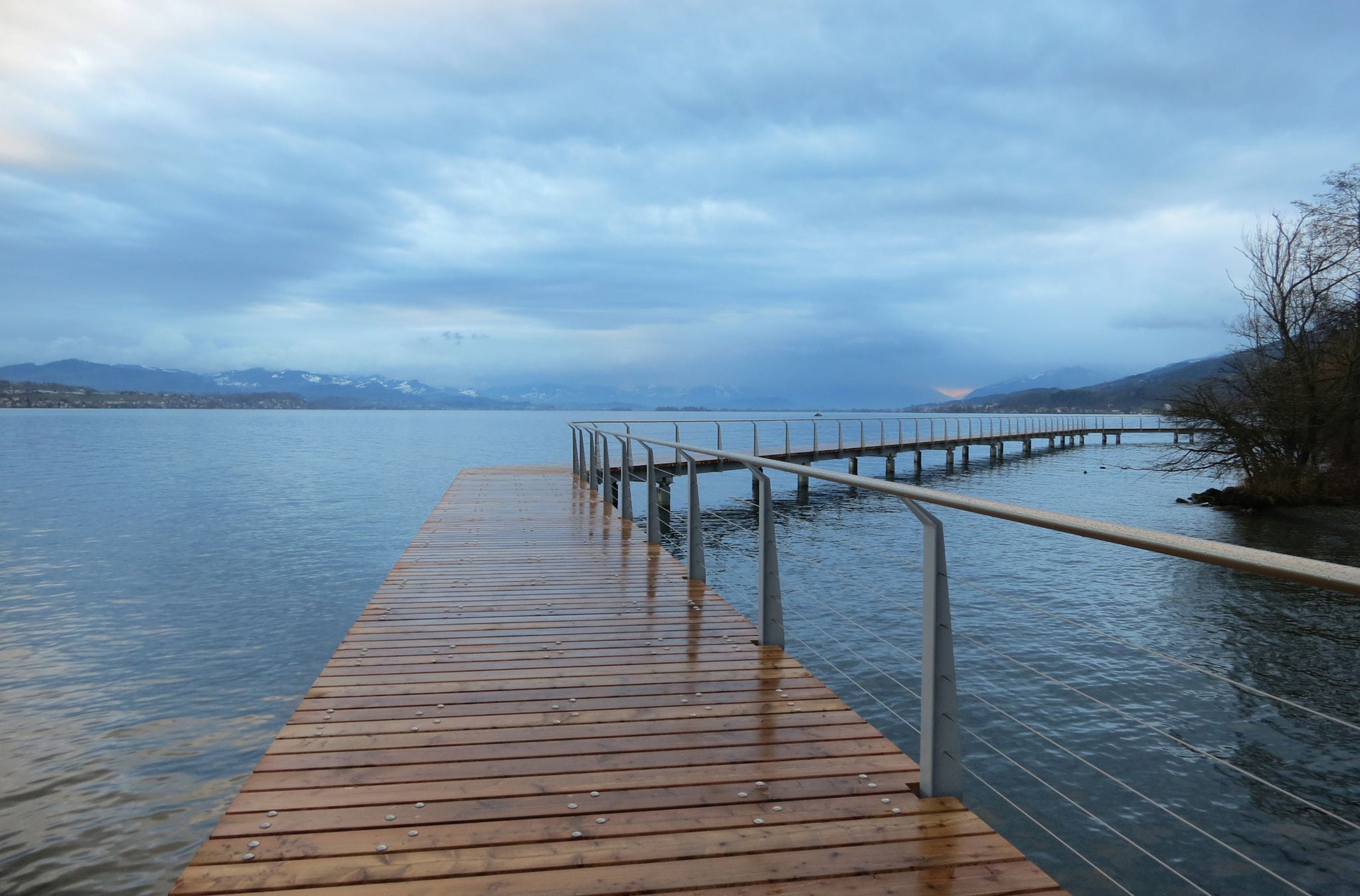 Nasser Steg auf dem Zürichsee von Wädenswil nach Richterswil