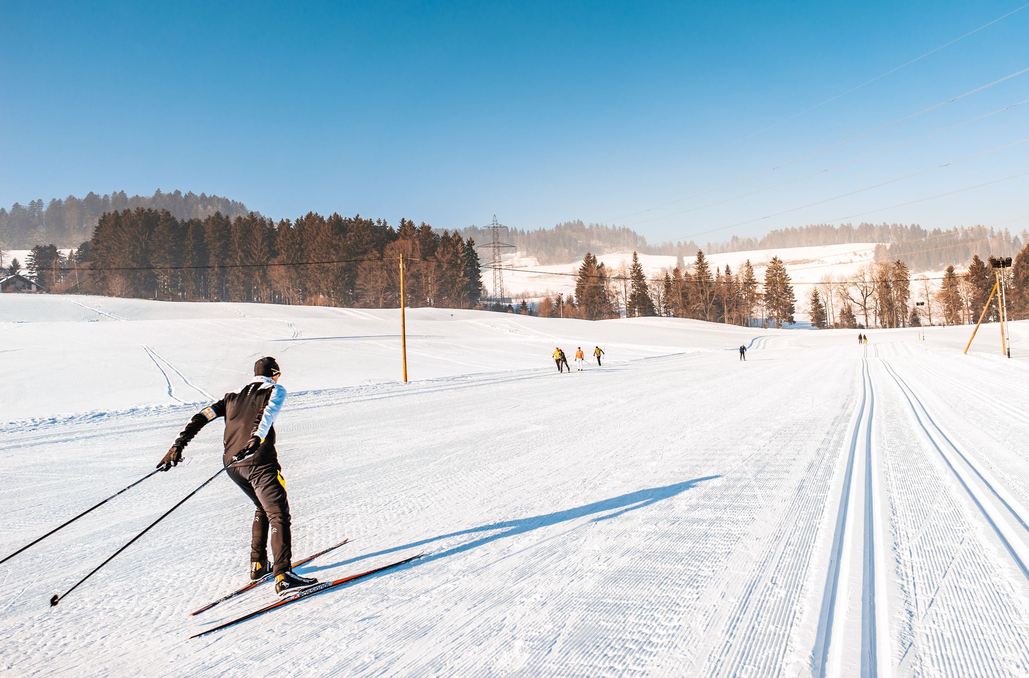 Mann auf einer Langlaufloipe im Zürcher Oberland