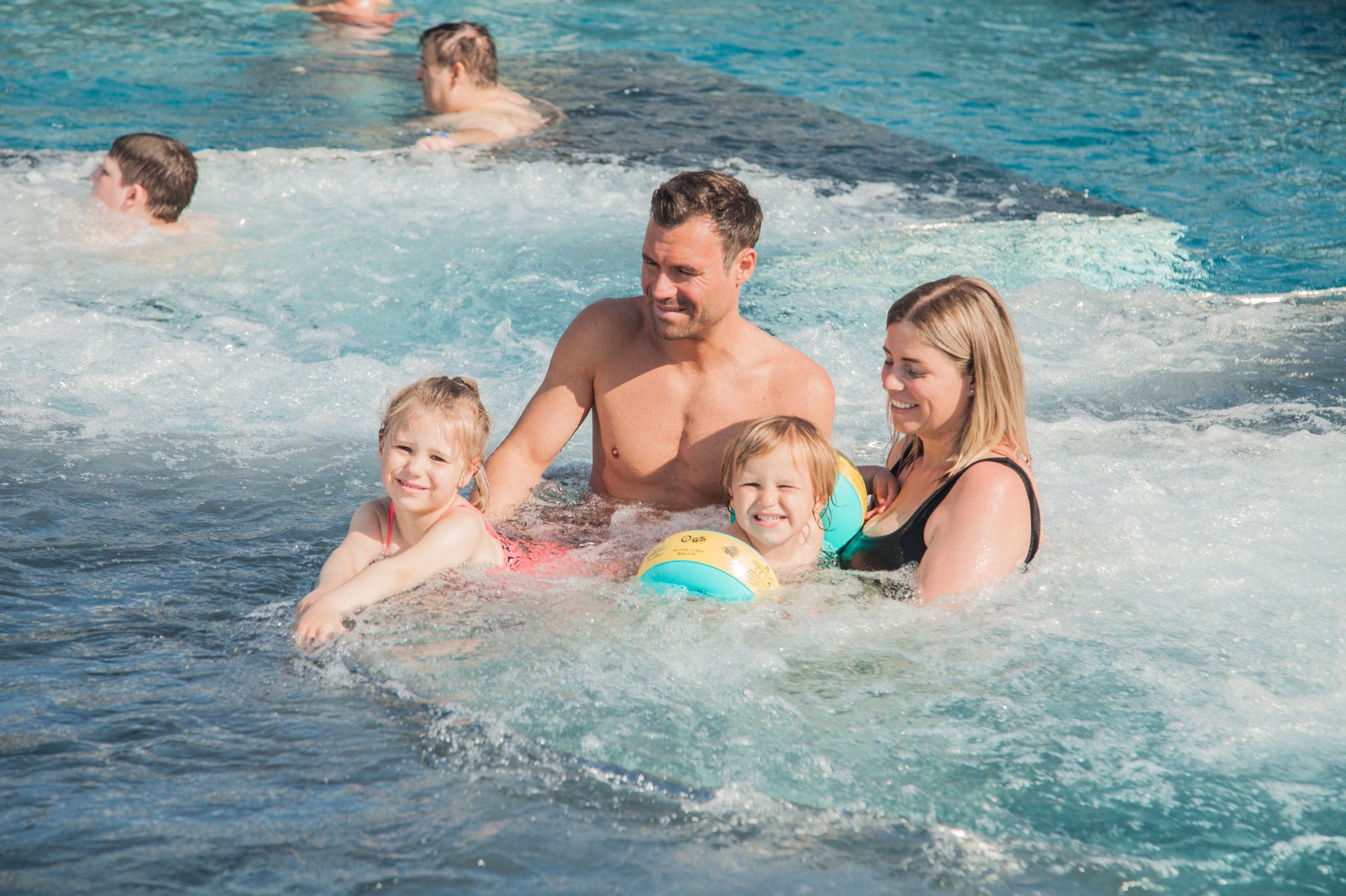 Familie im Aussenbad in der Therme Zurzach.