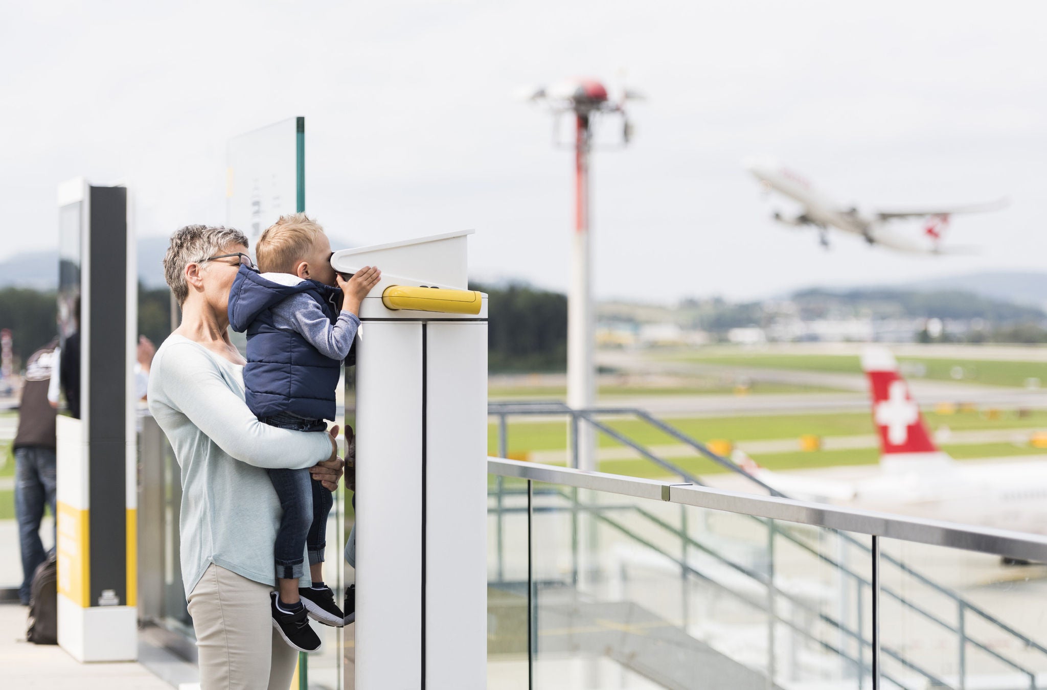 Mutter mit Kind auf der Zuschauerterrasse am Flughafen Zürich