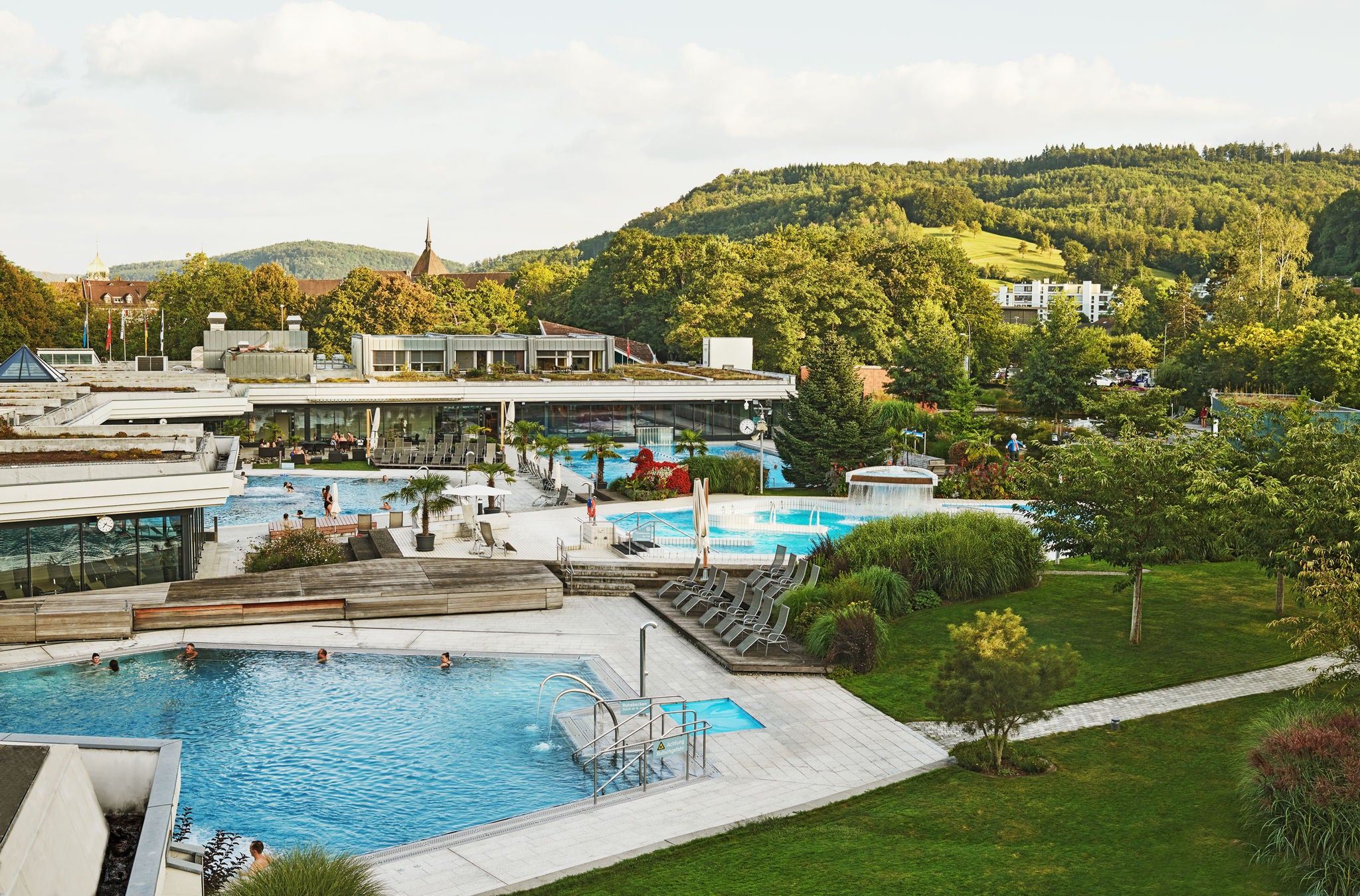 Der Aussenbereich der Therme Zurzach mit verschiedenen Pools. 