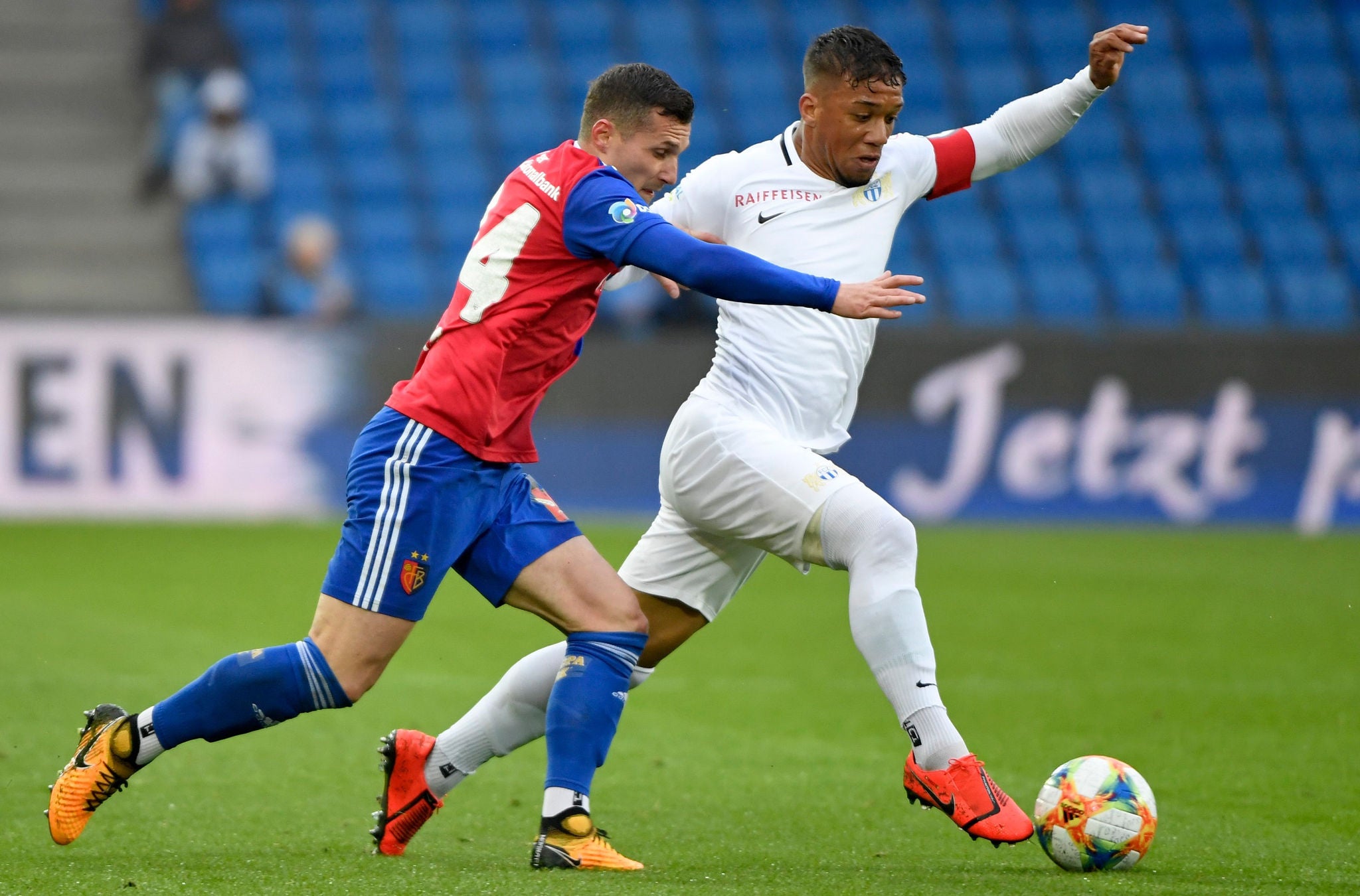 Spieler des FC Zürich und Spieler des FC Basels während eines Fussballmatches