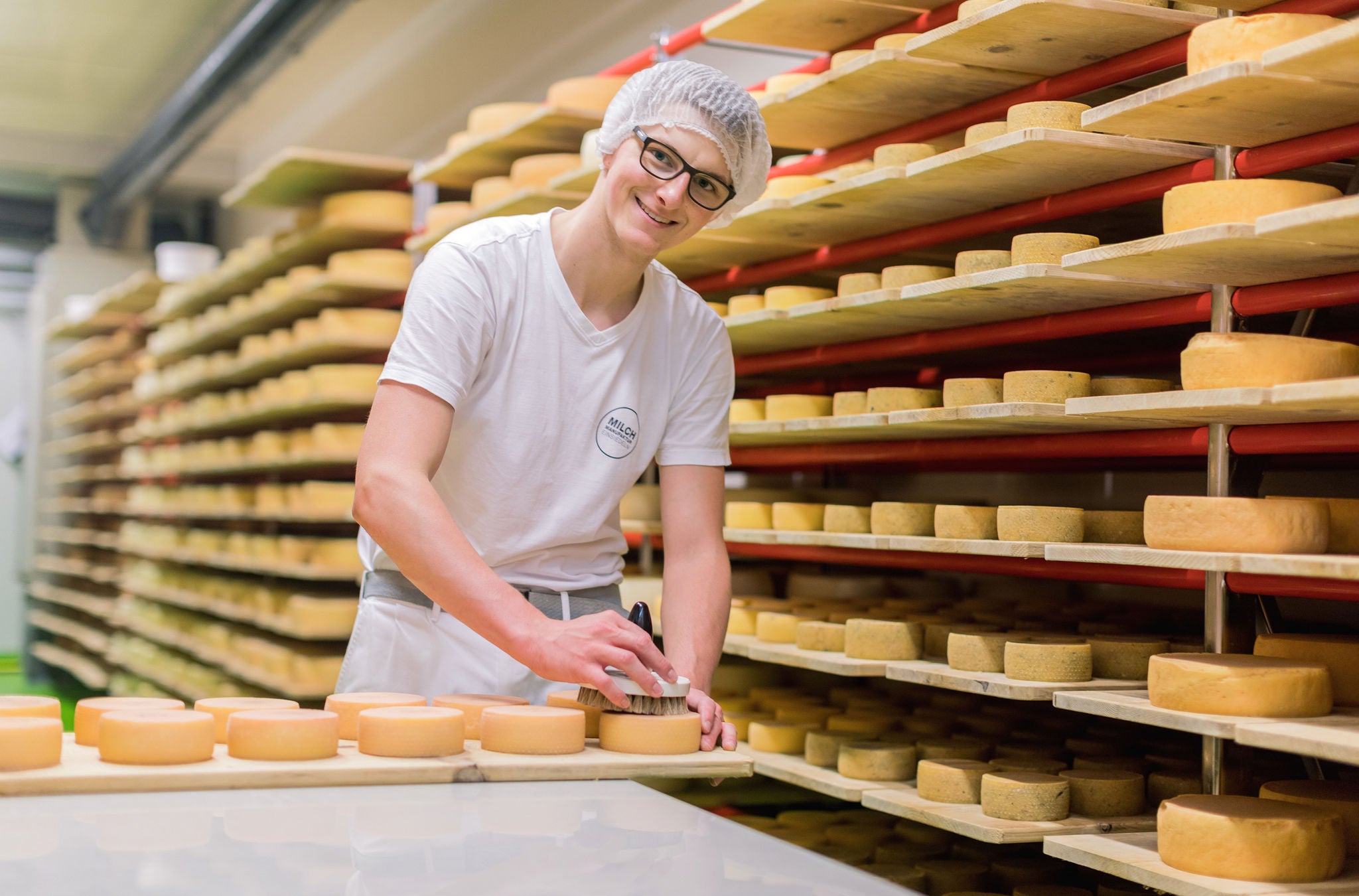 Käser bei der Arbeit in der Milchmanufaktur Einsiedeln