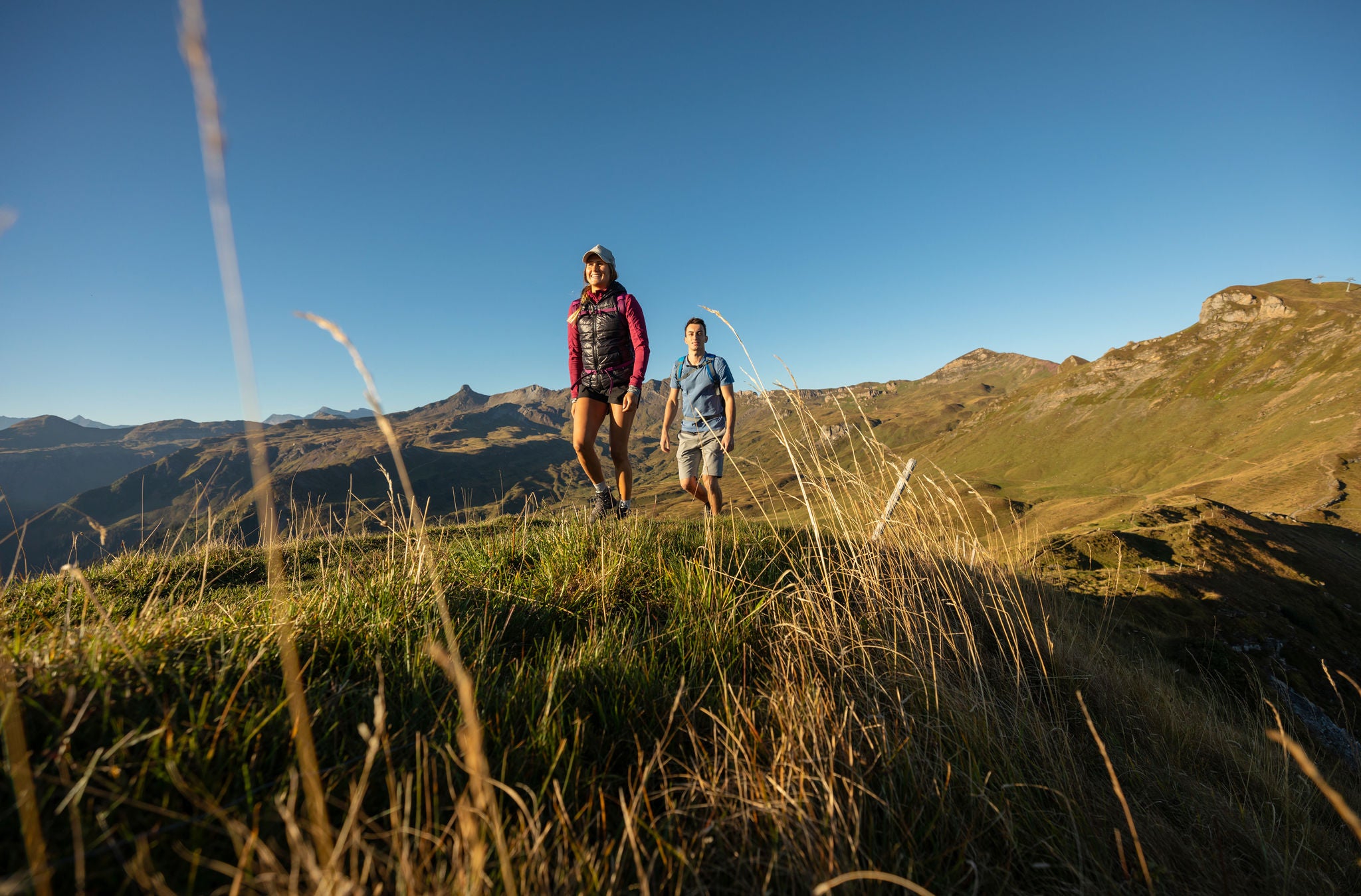 Mann und Frau auf der 7-Gipfel-Tour am Flumserberg im Sommer