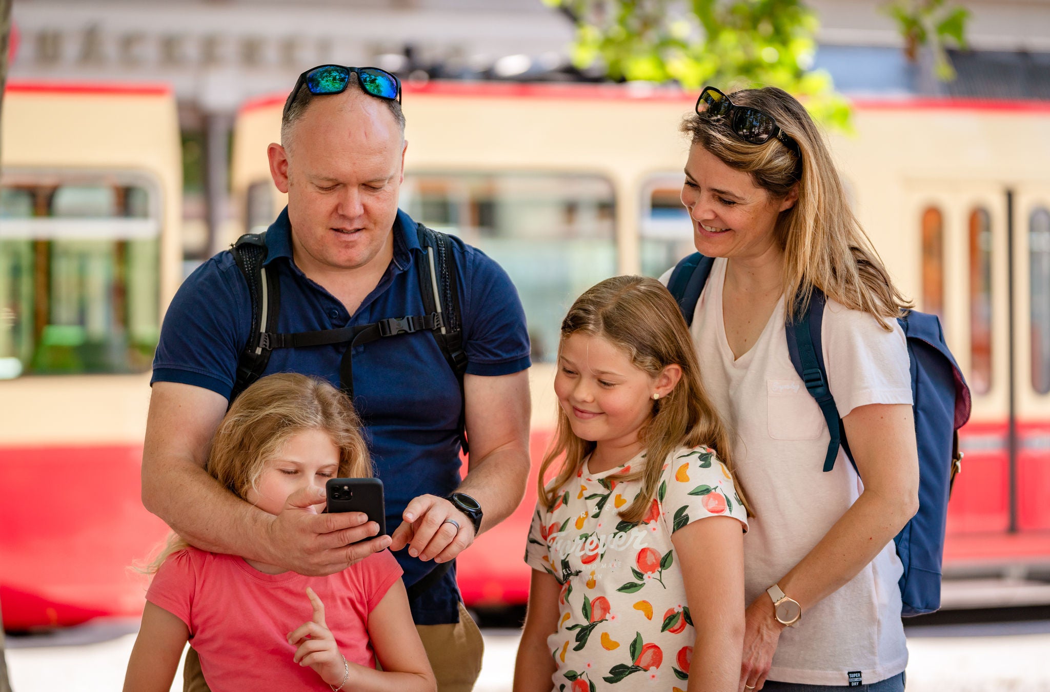 Eine Familie kauft auf der ZVV-App das Ticket für die Ringo-Reise durchs Küsnachter Tobel