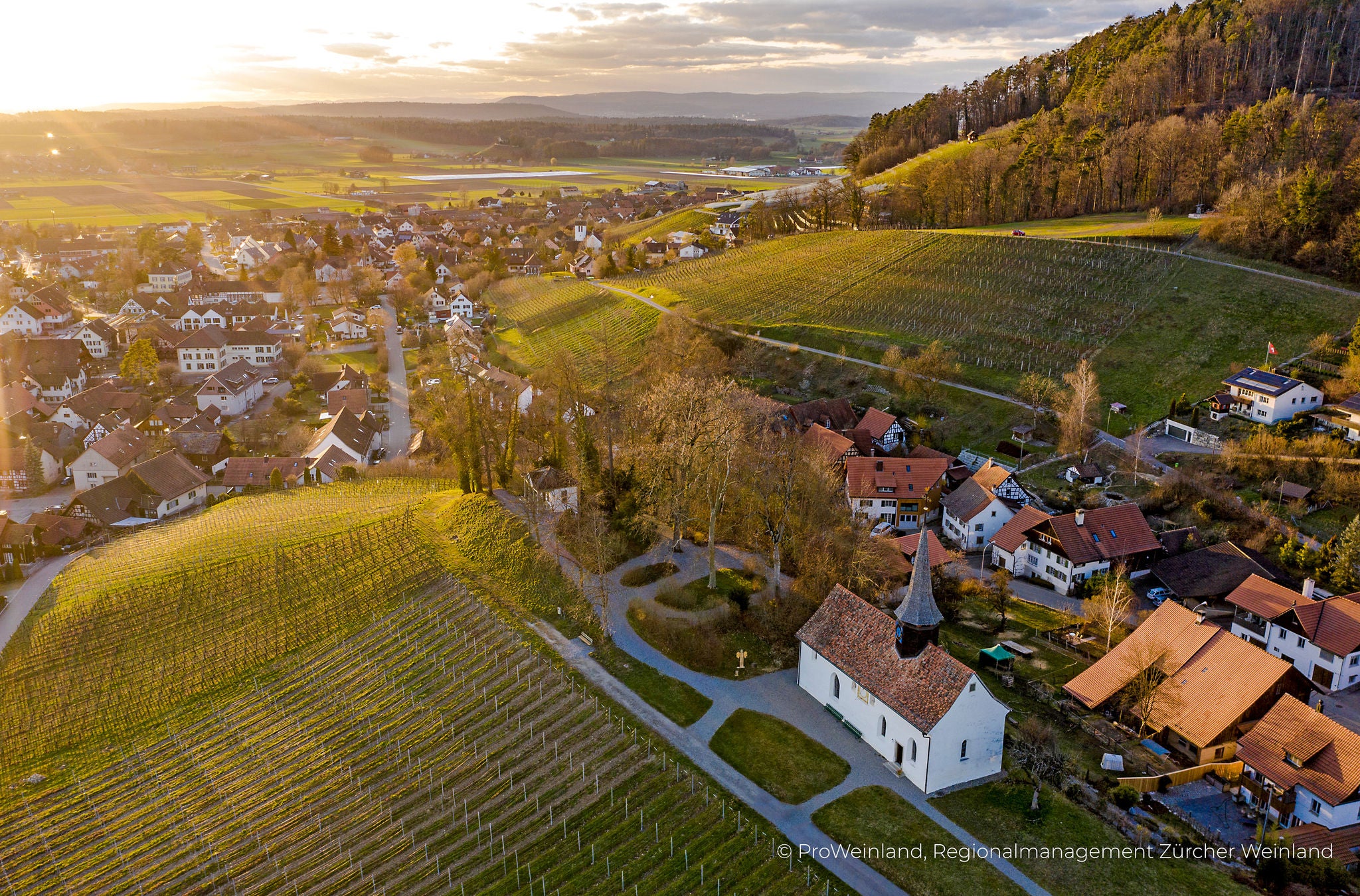 Die Galluskappelle in Stammheim im Zürcher Unterland bei Abendstimmung. 