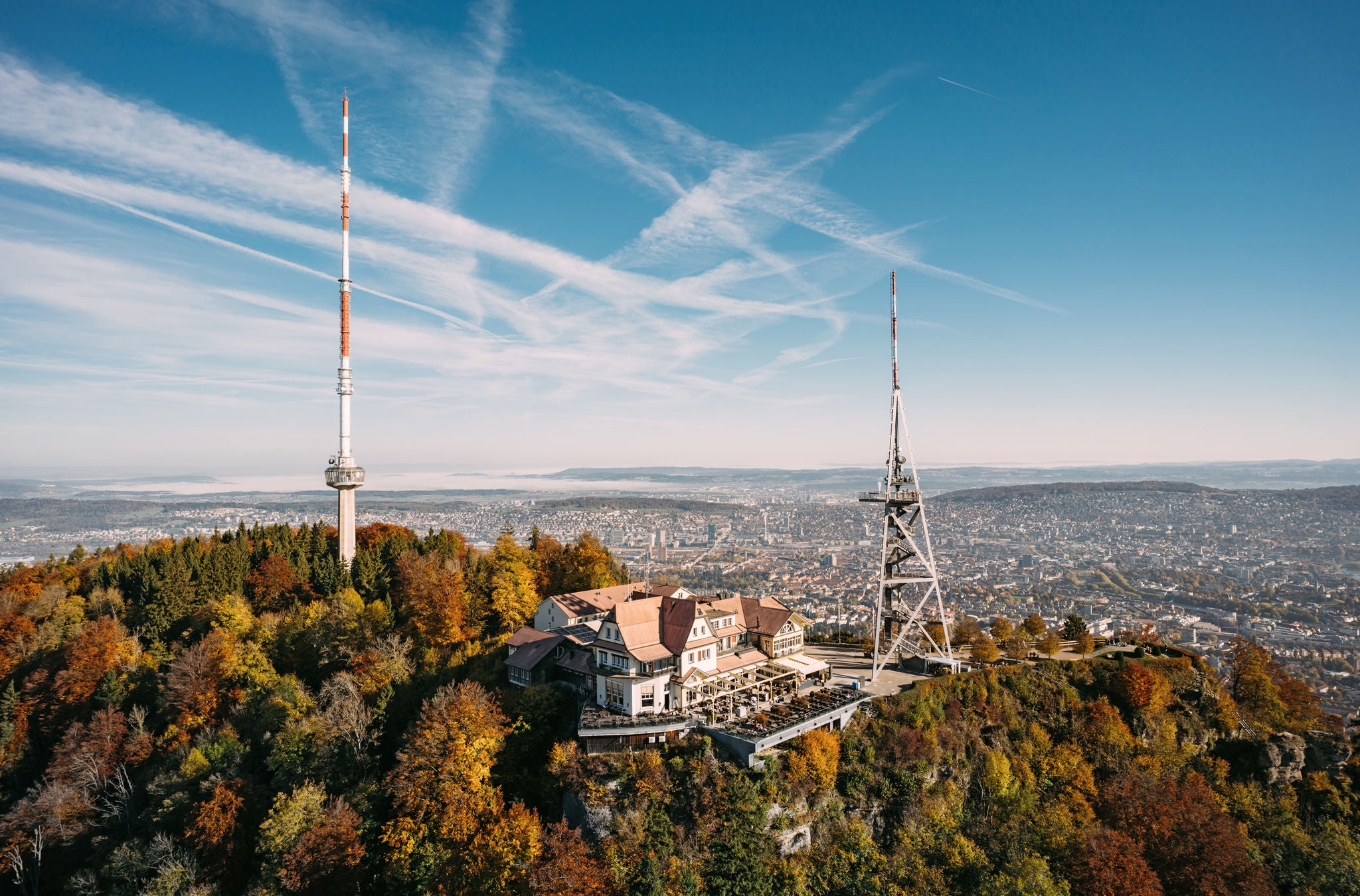 Blick auf das Hotel Uto Kulm auf dem Uetliberg im Herbst