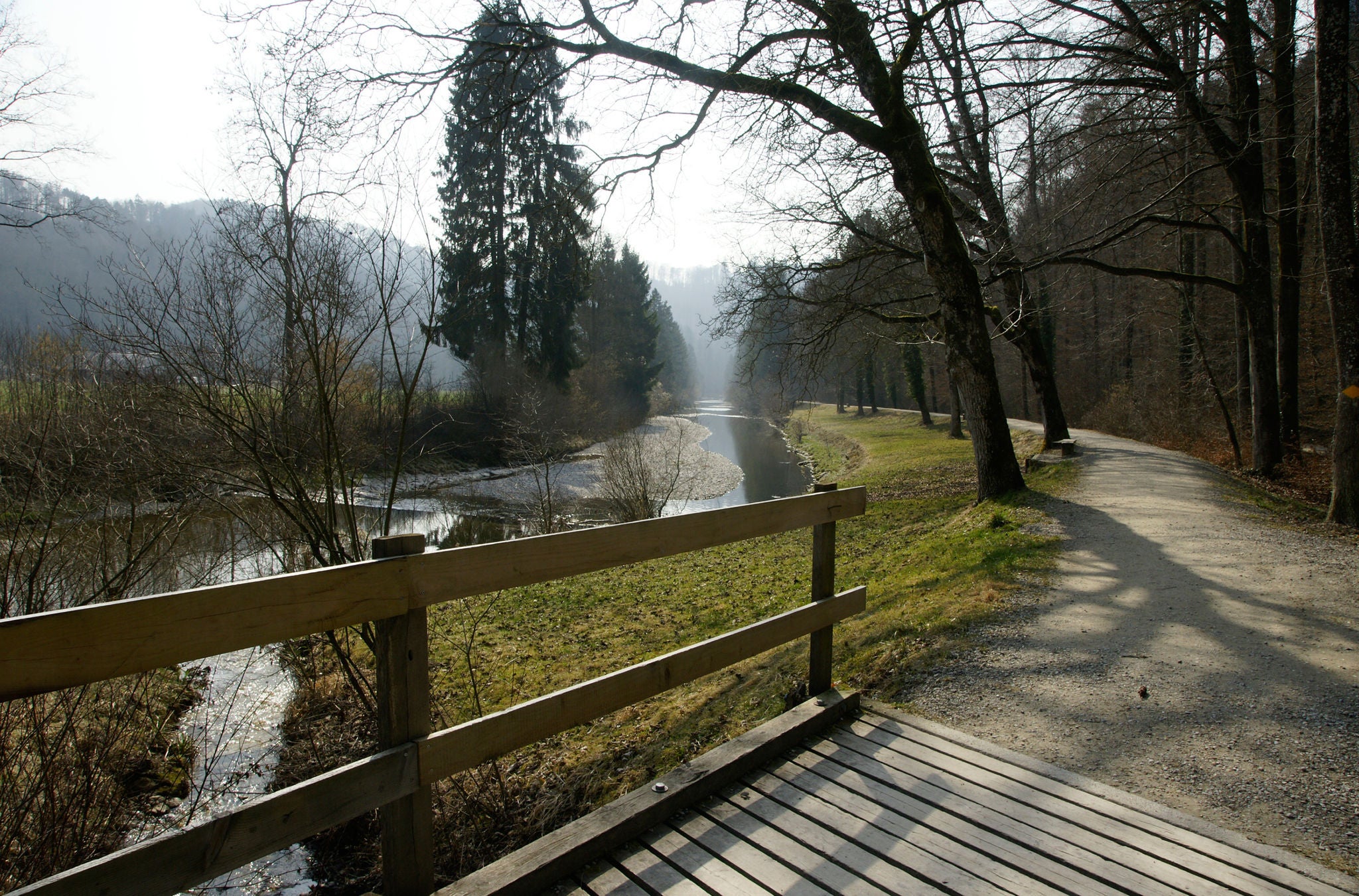 Die Wanderung führt an der Töss vorbei.