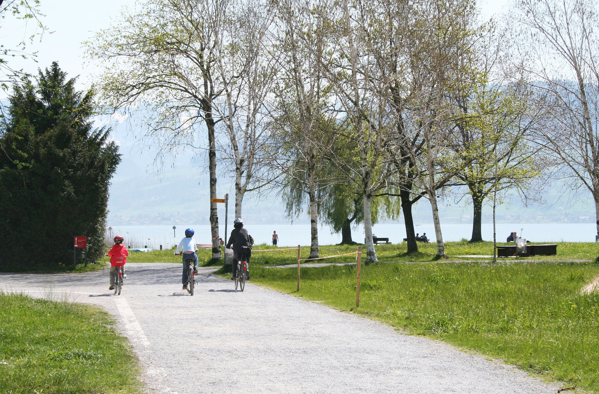 Mit dem Velo auf dem Strandweg von Schmerikon nach Jona