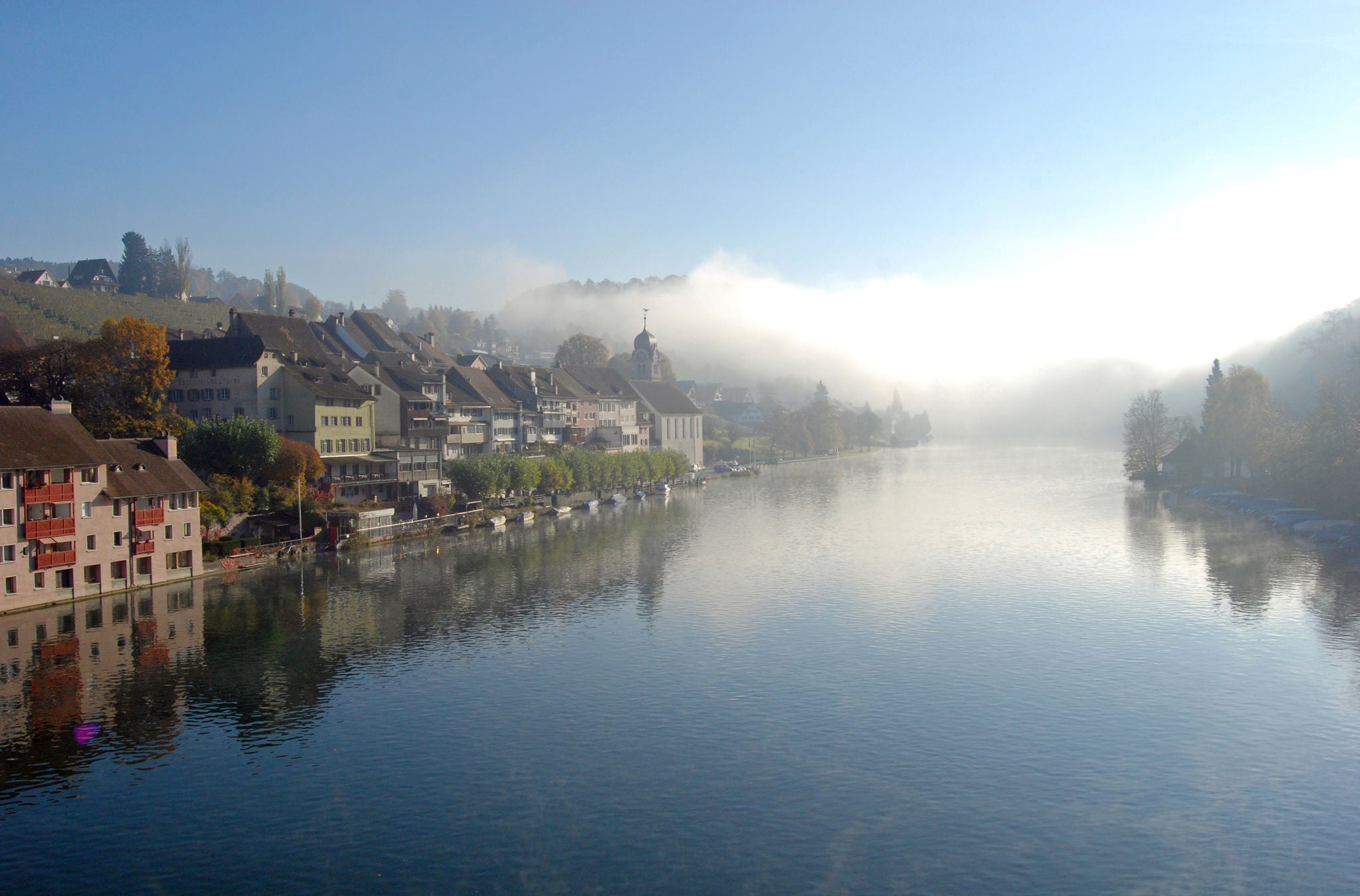 Die Altstadt vonEglisau direkt am Wasser mit Nebel im Hintergrund