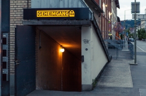 Eine Treppe führt in den Geheimang 188 in Winterthur.