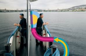 Mann auf einem Schiff auf dem Zürichsee.