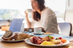 Eine Frau geniesst einen Brunch auf dem Schiff.