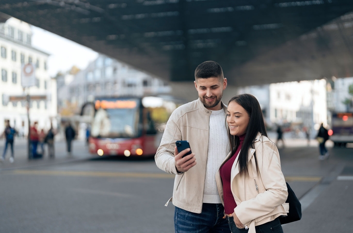 Pärchen nutzt ZVV-App am Bahnhof Winterthur